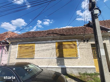 Bocsa Montana, Casa cu pridvor generos, ideala pentru familie extinsa.