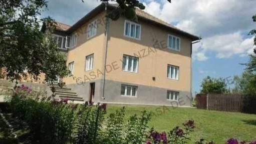 Casă de vânzare în Gură Humorului, 225 mp cu 8 camere, 2 băi, 1 bucătărie, 1 pivniță depozitare, garaj, 1500 mp teren, curte generoasă, jud. Suceava