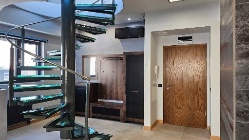 Inchiriez Penthouse cu Vedere Directa la Mare
