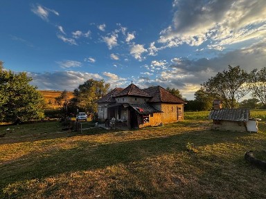 Gospodărie+teren agricol de vânzare