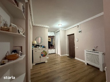 Închiriez apartament 3 camere, 2 parcari, in Floresti