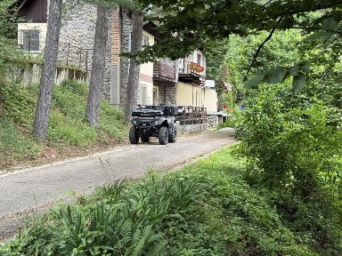 Domeniu doua case, pamant inca pentru doua, plus 3 garaje in resort baraj Tarnita