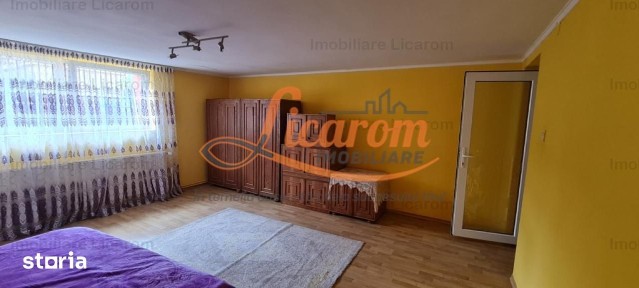 Casa individuala cu 2 apartamente, 6 camere,teren 403 mp,ASTRA.