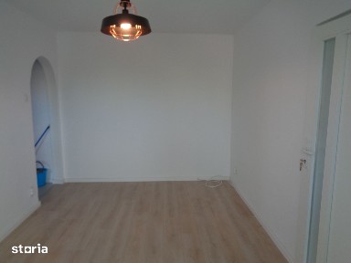 Apartament 2 camere renovat, termoteca,baie cu geam, etaj 2,VLAICU