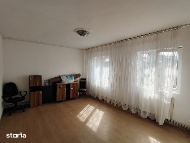 Ap 4 camere la pret de 2! zona Clinica dentara