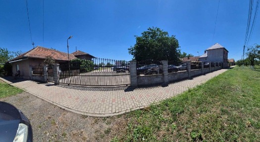 Vând casă și teren în Vinga, județul Arad, situate la intrarea în localitate dinspre Arad, pe partea stanga, direct la drumul național.