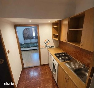 Garsoniera Spatioasa cu Balcon Etaj Intermediar