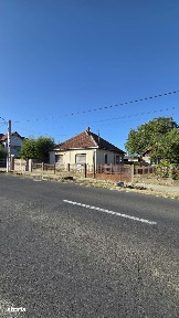 CASĂ DE VANZARE IN APA - TEREN 2.551 MP