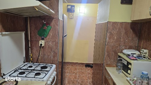 Vand apartament 3 camere semidecomandat in Deva, zona Micro 15, etaj 1