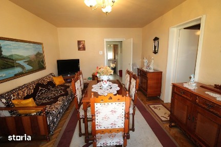 Vând apartament 4 camere în Hunedoara, zona OM-Str.Mățișorului, et. 2