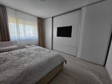 2 case cu teren 4871mp intravilan si livada