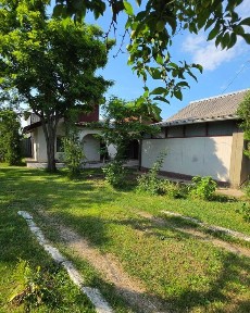 Vând casă cu patru camere