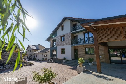 Proprietate cu două locuințe, salon de 120 mp și teren de 1.800 mp