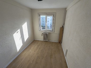 Vând Garsoniera cu baie proprie recent renovata