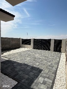 Living generos și spațiu din belșug într-un duplex