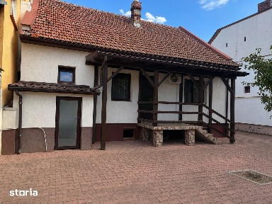 Casă 3 camere cu curte de inchiriat-Zona Pârneava