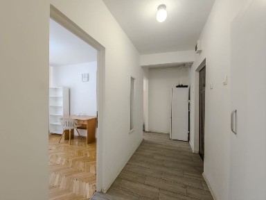 P.F. închiriez ap.3 camere decomandate