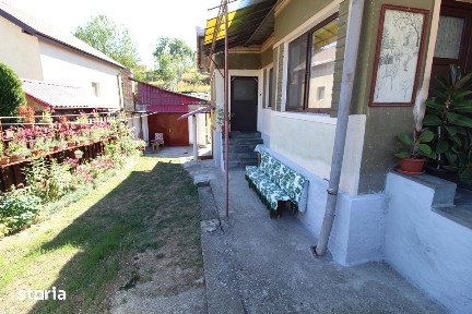 Vând casă D+P în Peștișu Mare, la 4 km de Hunedoara, garaj, anexe.