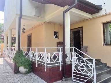 Proprietate mare casă 400 mp, 1200 mp teren, 2 intrări - perfectă pentru 2 familii / business