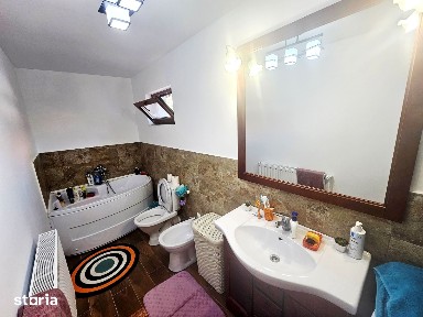 Vanzare casa cu 6 camere, garaj, zona FACULTATEA MEDICINA PORT