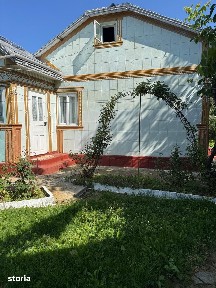 Casă cu 2 camere, apă curentă, gaz natural, teren 2040 mp