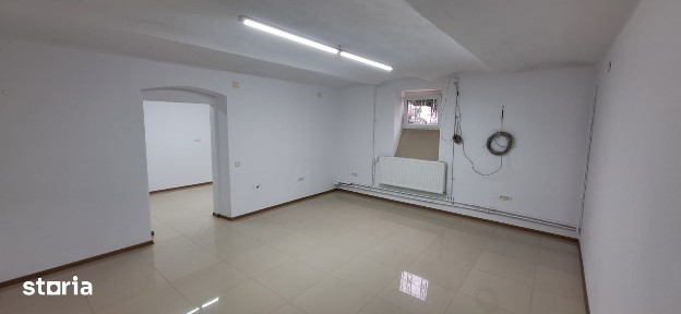 Inchiriez demisol zona Elisabetin