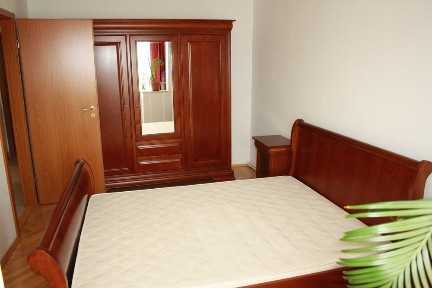 Proprietar închiriez apartament 3 camere, decomandat, proaspat zugravit, zona Bucovina