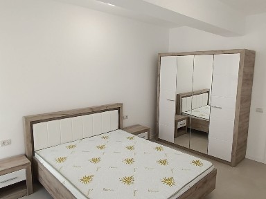 Apartament nou de închiriat Central.