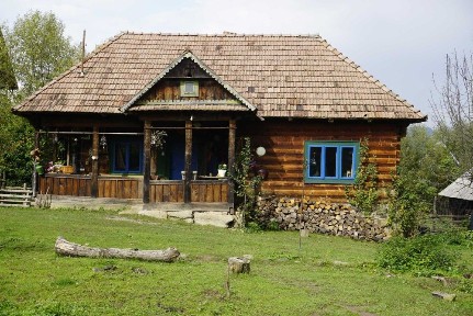 Casa traditionala maramureseana si sura din lemn, cu gradina 3500mp, in cunoscutul sat Breb