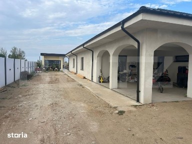 Casa 330 mp, teren 3.080 mp, zona Cosoveni