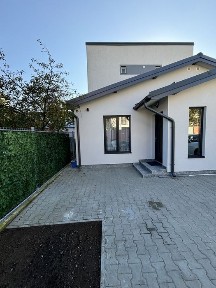 Garsoniera la curte de inchiriat cu parcare auto