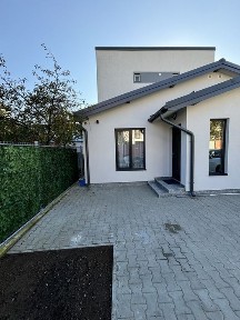 Garsoniera la curte de inchiriat cu parcare auto