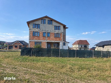 Casa de vânzare, 5 camere, curte mare