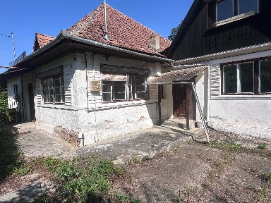 De vanzare douo case. Una pe Strada Canepii 55 - necesita renovare; cealalta, momentan in regim hotelier, pe Ilarie Chendi 70 (poarta de lemn).