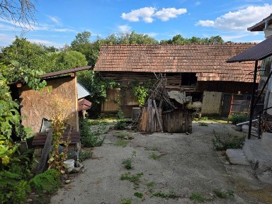 Casa + teren de vanzare 5700 mp Sat Bogdanesti, Com. Bujoreni, 15 km de centrul Rm. Valcea