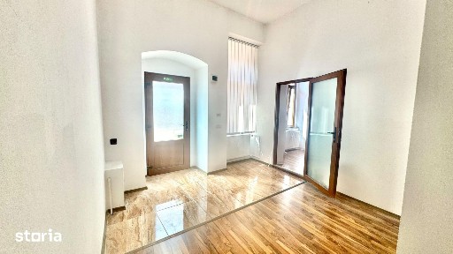 Proprietar inchiriez 55mp- zona centrala Arad, curte intrare Bulevard