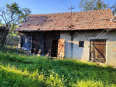 Vând casă și două anexe la Inuri
