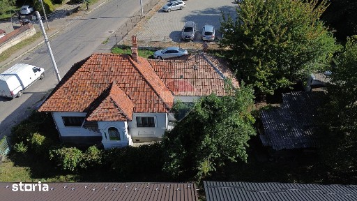 Casă de vânzare cu 6 camere in Câmpulung - zona Sud