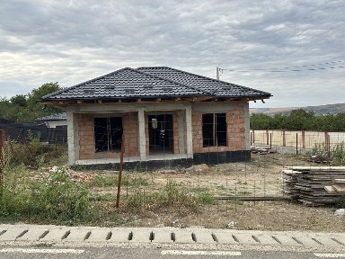 Vand casa la rosu