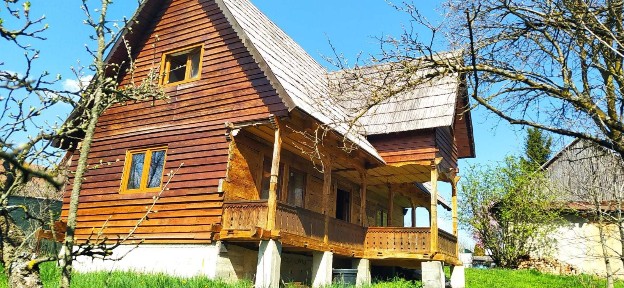 Casa de lemn traditionala + teren 1600 mp Corusu (Baciu)