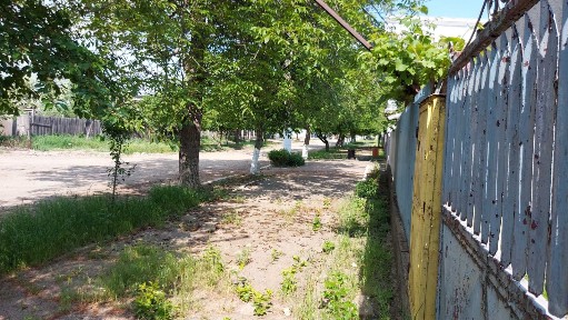 vand teren cu casa demolabila