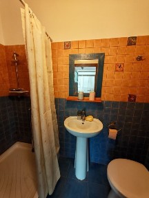 Ofer spre închiriere casa cu 3 camere, aproape de plajă