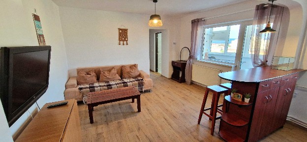Inchiriez apartament CETATE - 3 camere plus living cu bucatarie