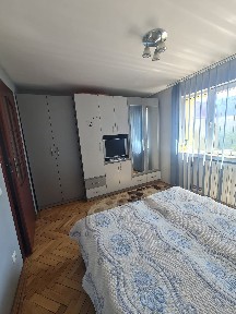 Închiriez apartament cu trei camere mobilat și utilat