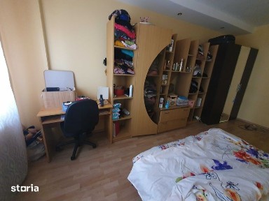 Inchiriez PT FETE o camera MARE in apartament 3 camere CETATE-75 eurp