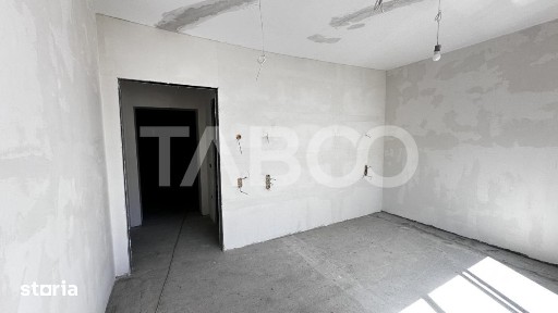 De vanzare apartament 3 camere nemobilat 56mp cu balcon Central