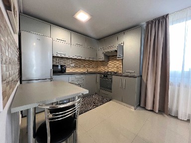 Inchiriez apartament cu 3 camere