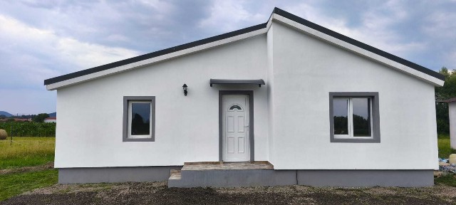 Casa locuit/vacanta, recent renovata cu BRANSAMENTE, zona Suseni