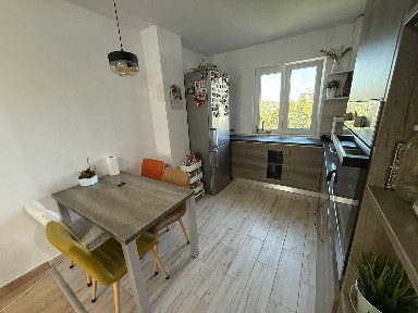 Închiriez apartament 4 camere decomandate 1 baie etaj 4/4 pret negociabil in functie de numarul de ocupanti