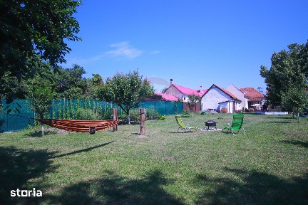 Casă cu teren de 1.123 mp, anexe, garaj și pivnițe Maierus